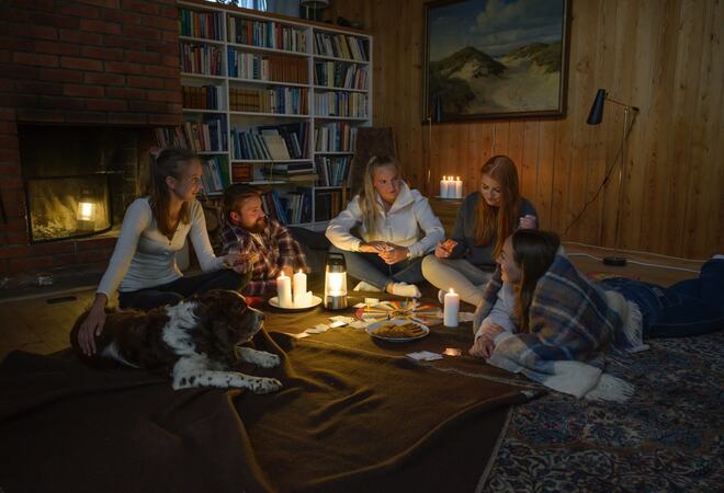 Foto: En familie spiller spill og har det koselig i en beredskapssituasjon.