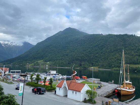 Utsyn frå Holmatunet. (Foto: Mariann Skau) Utysn frå Holmatunet, mot fjell gjord og småbåthamneområde.