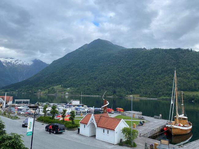 Utysn frå Holmatunet, mot fjell gjord og småbåthamneområde.