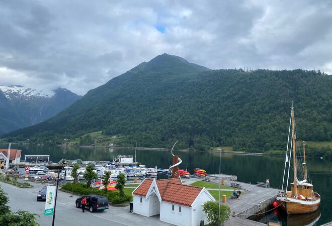 Utsyn frå Holmatunet. (Foto: Mariann Skau) Utysn frå Holmatunet, mot fjell gjord og småbåthamneområde.