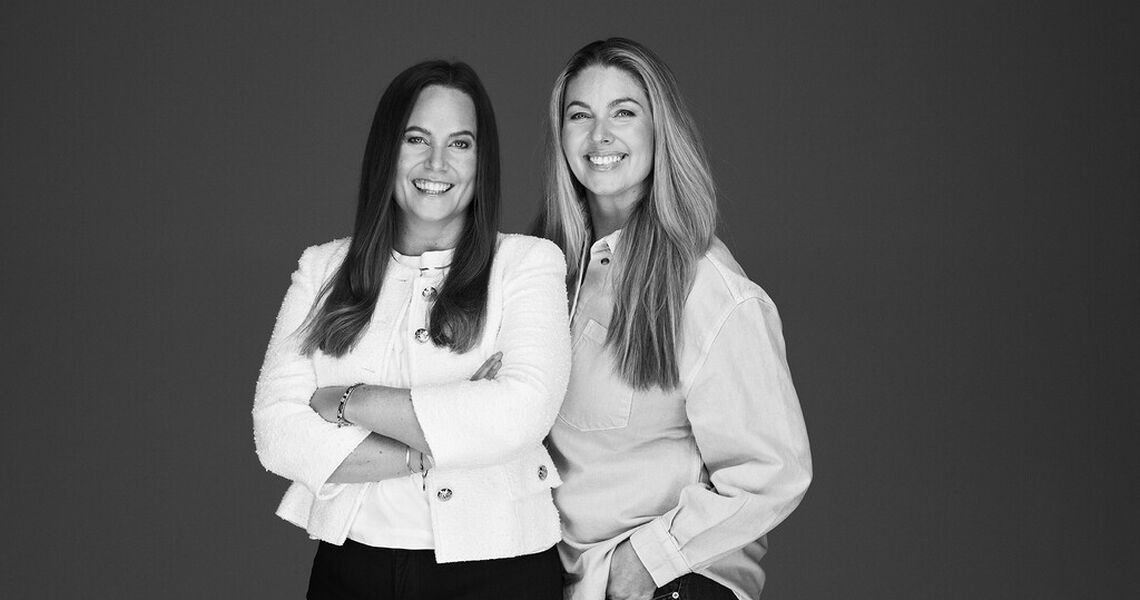 Cecilie Ystenes Myhre og Karina Andersen Aas står bak boken Prestasjonsledelse, som viser hvordan trygghet, tydelighet og tillit kan skape bærekraftige prestasjoner – der både mennesker og resultater vokser. (Foto: Truls Qvale)