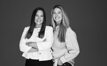 Cecilie Ystenes Myhre og Karina Andersen Aas står bak boken Prestasjonsledelse, som viser hvordan trygghet, tydelighet og tillit kan skape bærekraftige prestasjoner – der både mennesker og resultater vokser. (Foto: Truls Qvale) Cecilie Ystenes Myhre og Karina Andersen Aas står bak boken Prestasjonsledelse, som viser hvordan trygghet, tydelighet og tillit kan skape bærekraftige prestasjoner – der både mennesker og resultater vokser. (Foto: Truls Qvale)