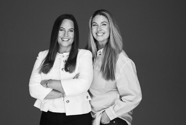 Cecilie Ystenes Myhre og Karina Andersen Aas står bak boken Prestasjonsledelse, som viser hvordan trygghet, tydelighet og tillit kan skape bærekraftige prestasjoner – der både mennesker og resultater vokser. (Foto: Truls Qvale)