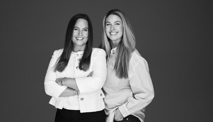 Cecilie Ystenes Myhre og Karina Andersen Aas står bak boken Prestasjonsledelse, som viser hvordan trygghet, tydelighet og tillit kan skape bærekraftige prestasjoner – der både mennesker og resultater vokser. (Foto: Truls Qvale)