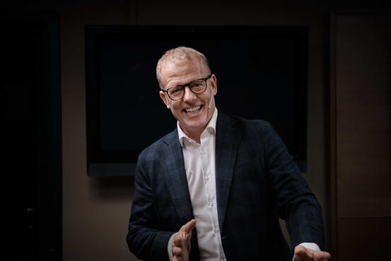 Det vert mellom anna føredrag ved Henning Aarekol på frivilligfesten. Mann som smiler inn i kameraet.