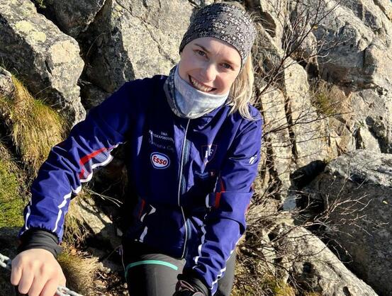 Foto av ung kvinne på klatretur