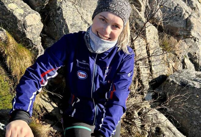 Foto av ung kvinne på klatretur