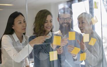 Verdier i praksis: Når medarbeidere deler ekte historier om stolthet og hverdagsvalg, forvandles verdiene fra ord på veggen til handling i kulturen.