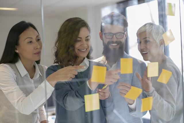 Verdier i praksis: Når medarbeidere deler ekte historier om stolthet og hverdagsvalg, forvandles verdiene fra ord på veggen til handling i kulturen.