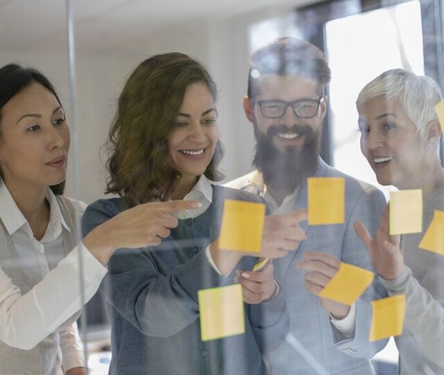 Verdier i praksis: Når medarbeidere deler ekte historier om stolthet og hverdagsvalg, forvandles verdiene fra ord på veggen til handling i kulturen. Verdier i praksis: Når medarbeidere deler ekte historier om stolthet og hverdagsvalg, forvandles verdiene fra ord på veggen til handling i kulturen.