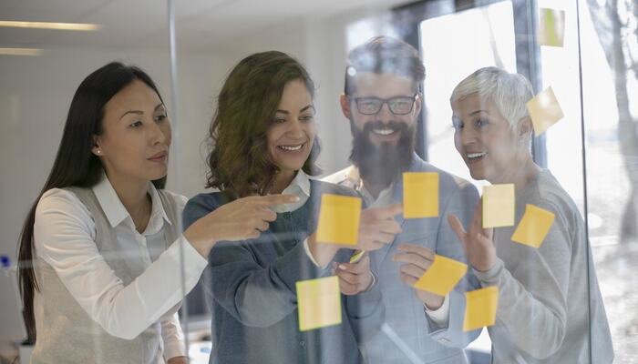 Verdier i praksis: Når medarbeidere deler ekte historier om stolthet og hverdagsvalg, forvandles verdiene fra ord på veggen til handling i kulturen.