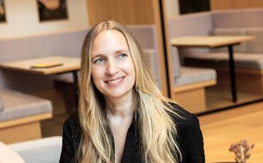 Inghild Härström: Skjulte normer og små signaler kan kvele åpenhet i team – lenge før noen merker at kvaliteten svekkes. (Foto: Espen Sturlason) Inghild Härström: Skjulte normer og små signaler kan kvele åpenhet i team – lenge før noen merker at kvaliteten svekkes. (Foto: Espen Sturlason)