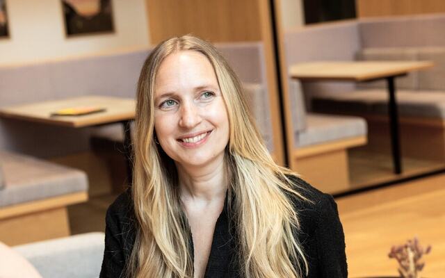 Inghild Härström: Skjulte normer og små signaler kan kvele åpenhet i team – lenge før noen merker at kvaliteten svekkes. (Foto: Espen Sturlason) Inghild Härström: Skjulte normer og små signaler kan kvele åpenhet i team – lenge før noen merker at kvaliteten svekkes. (Foto: Espen Sturlason)