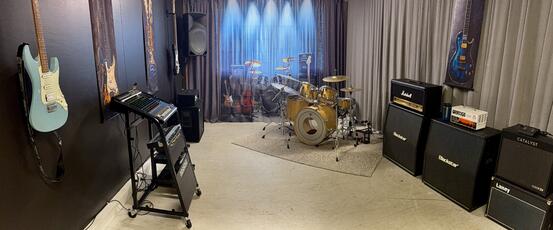 Musikkbingen har både fått eit løft både på det visuelle og på utstyrssida. (Foto: Tor Talle) Eit rom med svarte veggar, gitar på veggen og instrument og lydutstyr.