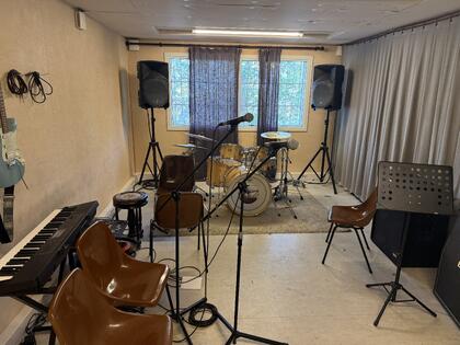 Slik såv musikkbingen ut før oppgraderinga. (Foto: Tor Talle) Rom med lysegule veggar og musikkutstyr.