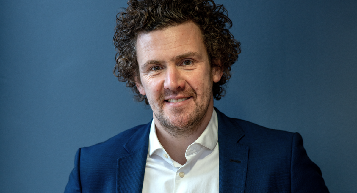 Når ledere møter medarbeidere med nærvær, nysgjerrighet og tillit, skapes en kultur der menneskelighet og prestasjon går hånd i hånd, sier psykolog Jan-Martin Berge. (Foto: Kilan Munch) Når ledere møter medarbeidere med nærvær, nysgjerrighet og tillit, skapes en kultur der menneskelighet og prestasjon går hånd i hånd, sier psykolog Jan-Martin Berge. (Foto: Kilan Munch)