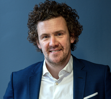 Når ledere møter medarbeidere med nærvær, nysgjerrighet og tillit, skapes en kultur der menneskelighet og prestasjon går hånd i hånd, sier psykolog Jan-Martin Berge. (Foto: Kilan Munch) Når ledere møter medarbeidere med nærvær, nysgjerrighet og tillit, skapes en kultur der menneskelighet og prestasjon går hånd i hånd, sier psykolog Jan-Martin Berge. (Foto: Kilan Munch)