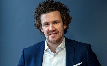 Når ledere møter medarbeidere med nærvær, nysgjerrighet og tillit, skapes en kultur der menneskelighet og prestasjon går hånd i hånd, sier psykolog Jan-Martin Berge. (Foto: Kilan Munch) Når ledere møter medarbeidere med nærvær, nysgjerrighet og tillit, skapes en kultur der menneskelighet og prestasjon går hånd i hånd, sier psykolog Jan-Martin Berge. (Foto: Kilan Munch)