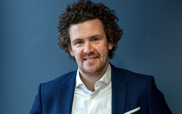 Når ledere møter medarbeidere med nærvær, nysgjerrighet og tillit, skapes en kultur der menneskelighet og prestasjon går hånd i hånd, sier psykolog Jan-Martin Berge. (Foto: Kilan Munch) Når ledere møter medarbeidere med nærvær, nysgjerrighet og tillit, skapes en kultur der menneskelighet og prestasjon går hånd i hånd, sier psykolog Jan-Martin Berge. (Foto: Kilan Munch)