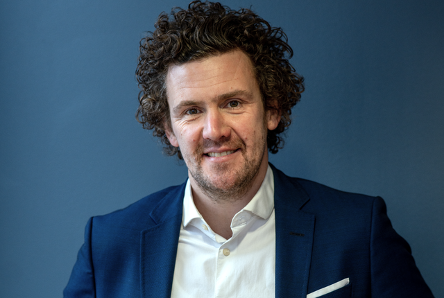 Når ledere møter medarbeidere med nærvær, nysgjerrighet og tillit, skapes en kultur der menneskelighet og prestasjon går hånd i hånd, sier psykolog Jan-Martin Berge. (Foto: Kilan Munch)