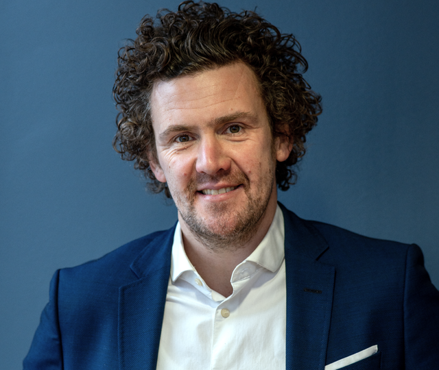 Når ledere møter medarbeidere med nærvær, nysgjerrighet og tillit, skapes en kultur der menneskelighet og prestasjon går hånd i hånd, sier psykolog Jan-Martin Berge. (Foto: Kilan Munch)