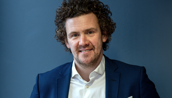 Når ledere møter medarbeidere med nærvær, nysgjerrighet og tillit, skapes en kultur der menneskelighet og prestasjon går hånd i hånd, sier psykolog Jan-Martin Berge. (Foto: Kilan Munch)