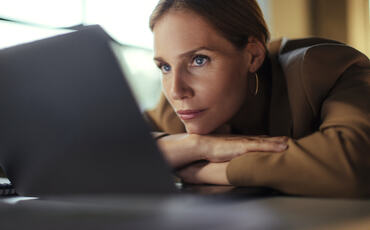 Når lederen lærer å bruke hele hjernen, ikke bare den delen som planlegger og kontrollerer – skapes rom for bedre beslutninger, kreativitet og bærekraftig prestasjon. (Foto: Istock.com) refleksjon