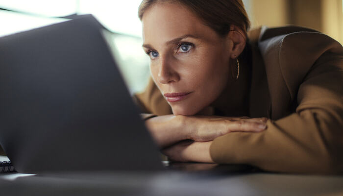 Når lederen lærer å bruke hele hjernen, ikke bare den delen som planlegger og kontrollerer – skapes rom for bedre beslutninger, kreativitet og bærekraftig prestasjon. (Foto: Istock.com) refleksjon