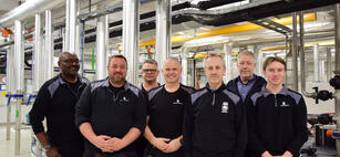 Stolt og dyktig driftsgjeng, fra venstre: Guillaume Banzemwabo, Gunnar Solberg, Frank Normann, Steinar Mortensen, Stian Knutsen, avdelingsleder Geir Breimyr og Simon Linstad Møster, lærling kjemi prosess.