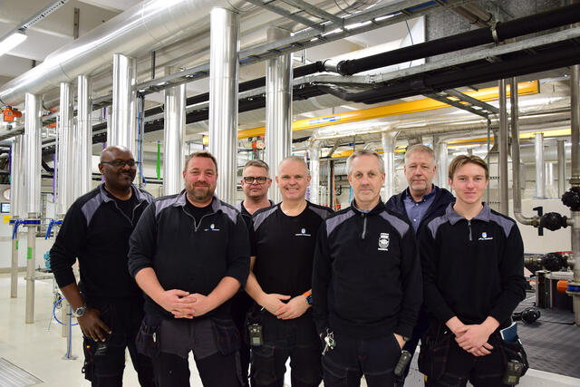 Stolt og dyktig driftsgjeng, fra venstre: Guillaume Banzemwabo, Gunnar Solberg, Frank Normann, Steinar Mortensen, Stian Knutsen, avdelingsleder Geir Breimyr og Simon Linstad Møster, lærling kjemi prosess.