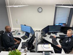 Operatørene Guillaume Banzemwabo (t.v.) og Stian Knutsen overvåker og styrer prosessen.