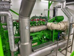 Gassgeneratoren produserer strøm fra metangass i slammet som utgjør omtrent 80 prosent av renseanleggets energibehov.