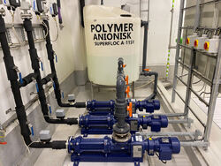 Kjemikalier for flokkulering av avløpsvannet.