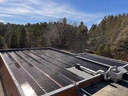 Solceller på taket av renseanlegget bidrar med rundt 20 prosent av energibehovet (Bilde: Arendal kommune/Saulekilen renseanlegg).