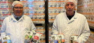 Nye Urkraft-produkter, her seks müsli-varianter, presentert av IT/Prosessansvarlig Dag Petter Berg (t.v.) og Produksjonsleder Øyvind Tempelen.