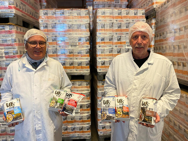 Nye Urkraft-produkter, her seks müsli-varianter, presentert av IT/Prosessansvarlig Dag Petter Berg (t.v.) og Produksjonsleder Øyvind Tempelen.