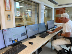 Produksjonen er helautomatisert, men overvåkes fra kontrollrommet med PC-basert SCADA.