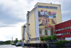 Kjent anlegg i Skiens bybilde: Norgesmøllene har «alltid» vært der. Til venstre sees den tradisjonsrike lekteren som frakter korn fra et lager noen kilometer lenger sør.