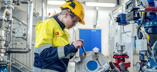 Masse avansert teknisk utstyr i prosessanleggene hos Borregaard (Bilde: Borregaard).