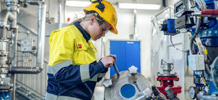 Masse avansert teknisk utstyr i prosessanleggene hos Borregaard (Bilde: Borregaard).