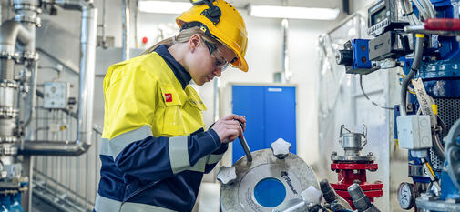 Masse avansert teknisk utstyr i prosessanleggene hos Borregaard (Bilde: Borregaard).