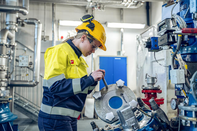 Masse avansert teknisk utstyr i prosessanleggene hos Borregaard (Bilde: Borregaard).