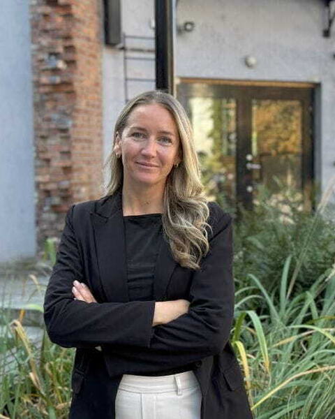 – Vi lykkes best når vi vurderer kompetanse, potensial og verdier – ikke bare fartstid, sier Benedikte Lund, leder for rekruttering i Jefferson Wells. Hun mener AI og menneskelig innsikt må spille sammen for å skape de beste ansettelsene. – Vi lykkes best når vi vurderer kompetanse, potensial og verdier – ikke bare fartstid, sier Benedikte Lund, leder for rekruttering i Jefferson Wells. Hun mener AI og menneskelig innsikt må spille sammen for å skape de beste ansettelsene.