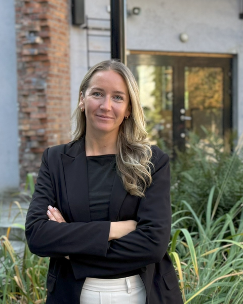 – Vi lykkes best når vi vurderer kompetanse, potensial og verdier – ikke bare fartstid, sier Benedikte Lund, leder for rekruttering i Jefferson Wells. Hun mener AI og menneskelig innsikt må spille sammen for å skape de beste ansettelsene. – Vi lykkes best når vi vurderer kompetanse, potensial og verdier – ikke bare fartstid, sier Benedikte Lund, leder for rekruttering i Jefferson Wells. Hun mener AI og menneskelig innsikt må spille sammen for å skape de beste ansettelsene.