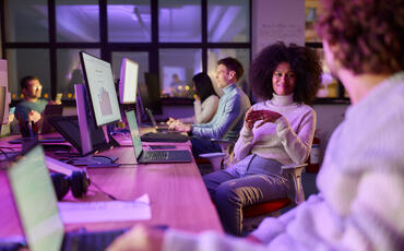 Mening er ikke en luksus, men en lederoppgave. Når mennesker finner mening i arbeidet, følger både lojalitet, innovasjon og resultater. (Foto: Istock.com) Mening er ikke en luksus, men en lederoppgave. Når mennesker finner mening i arbeidet, følger både lojalitet, innovasjon og resultater. (Foto: Istock.com)