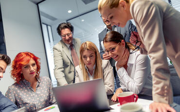 SOIOK-modellen gjør ledere bedre i stand til å ta beslutninger når usikkerheten er høy. Ved å kombinere tydelig intensjon, bevissthet om risiko og åpen dialog skapes beslutninger som både forstås og følges i praksis. (Foto: Istock.com) SOIOK-modellen gjør ledere bedre i stand til å ta beslutninger når usikkerheten er høy. Ved å kombinere tydelig intensjon, bevissthet om risiko og åpen dialog skapes beslutninger som både forstås og følges i praksis. (Foto: Istock.com)