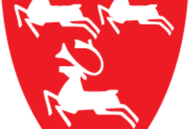 Porsangers kommunevåpen, tre springende rein på rød bakgrunn