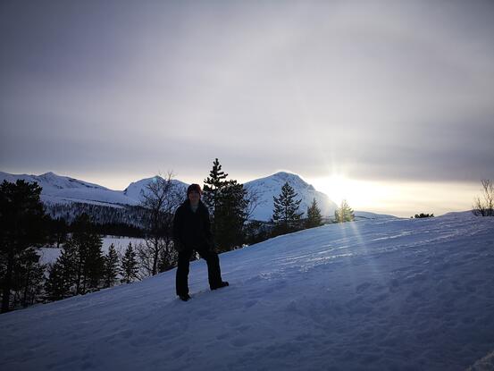 Gutt på tur i snø. Foto Nanan Thomassen. Gutt på tur i snø.