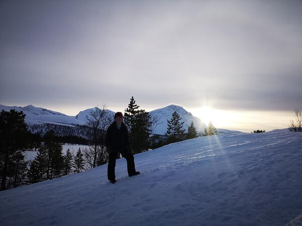 Gutt på tur i snø.