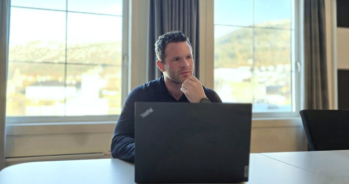 Forventningene i arbeidslivet øker raskere enn investeringsviljen. Christoffer Abbedissen peker på hvordan ubalansert innsats, raske krav og sviktende psykologiske kontrakter skaper friksjon, og hvorfor ledere må tydeliggjøre sammenhengen mellom innsats og utbytte. (Foto privat)